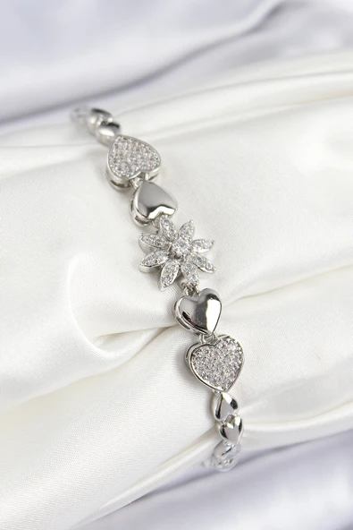 Pirinç Zirkon Taşlı Kalp Detaylı Çiçek Model Gümüş Renk Kadın Bileklik - TJ-BB7528