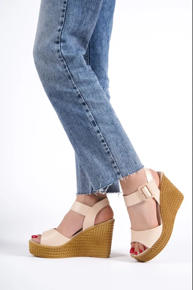 PERLA Tokalı Lastikli Dolgu Topuklu Ortopedik Taban Hasır Görünümlü Kadın Sandalet CKT - Ten - Resim 2