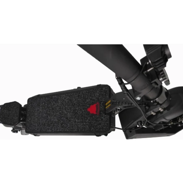 Gorilla Elektrikli Scooter Aksesuar Koruyucu Paspas Gorilla G3 Uyumlu Siyah Kenar Overlok Kırmızı Kurt Nakış Armalı ürün görseli 1