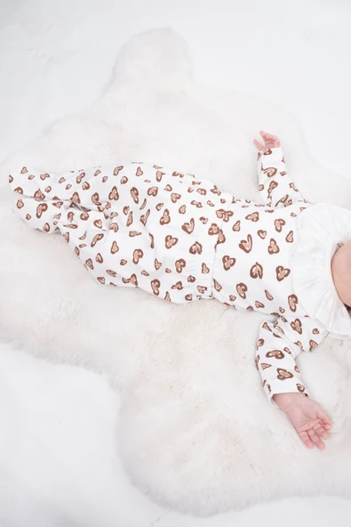 Bebek Zıbın & Pantolon Takımı – Kalpli Desen