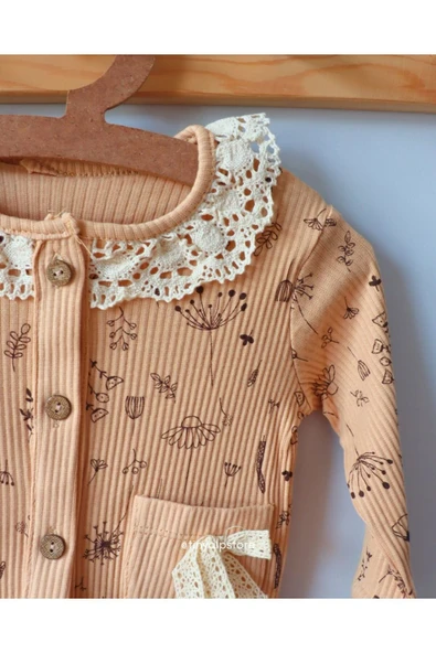 TinyAlp Elma Çiçeği Desenli Yumuşacık Kumaş Dantel Detaylı Kız Bebek Tulum - 3