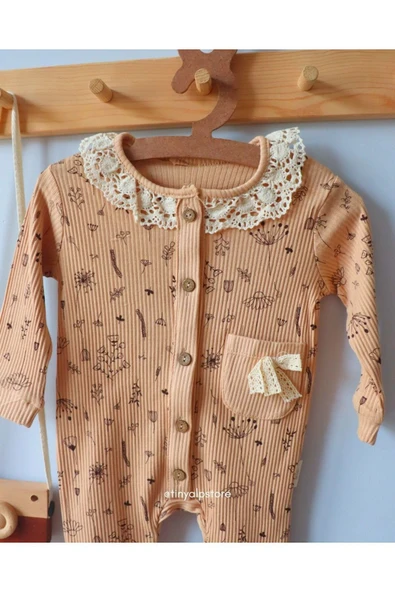 TinyAlp Elma Çiçeği Desenli Yumuşacık Kumaş Dantel Detaylı Kız Bebek Tulum - 5