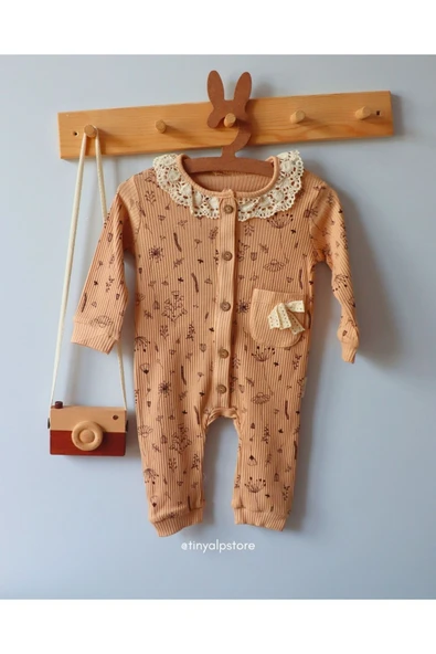 TinyAlp Elma Çiçeği Desenli Yumuşacık Kumaş Dantel Detaylı Kız Bebek Tulum