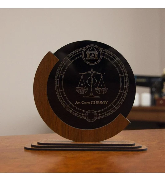 Kişiye Özel Pleksi ve Ceviz Ahşap Tasarımlı Terazi Temalı İsimlik ürün görseli 1