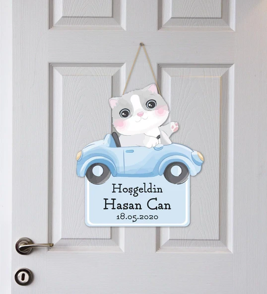 Meşgalem Arabadaki Koca Kafalı Kedicik Temalı Kişiye Özel Kapı Süsü ürün görseli