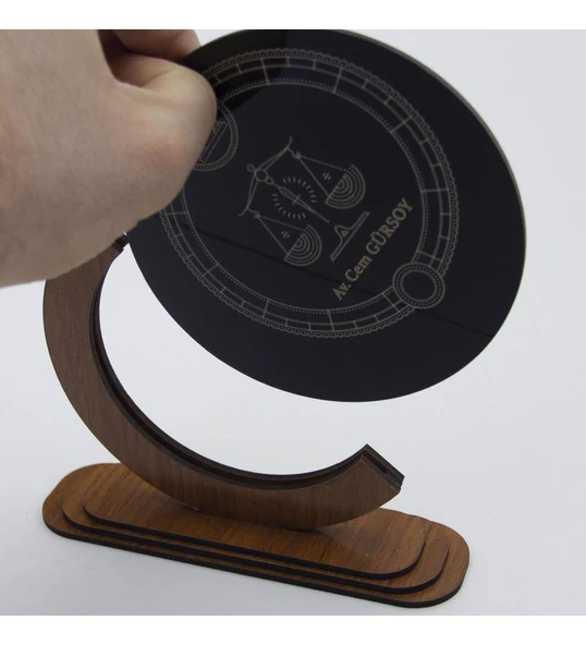 Kişiye Özel Pleksi ve Ceviz Ahşap Tasarımlı Terazi Temalı İsimlik - Resim 2