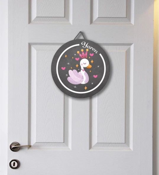 Meşgalem Gri Zeminde Pembe Ördek Yavrusu Temalı Kişiye Özel Kapı Süsü ürün görseli