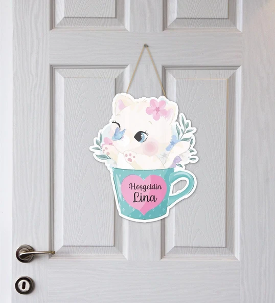 Meşgalem Burnunda Kelebek Olan Minik Kedi Temalı Kişiye Özel Kapı Süsü ürün görseli