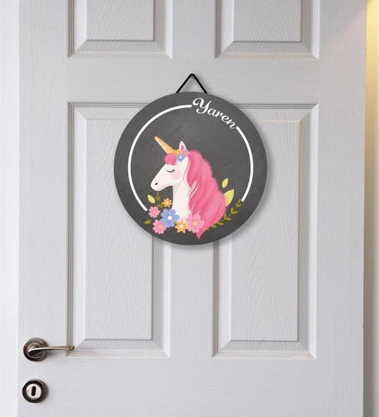 Meşgalem Gri Zeminde Çiçeklerle Süslenmiş Unicorn Temalı Kişiye Özel Kapı Süsü ürün görseli