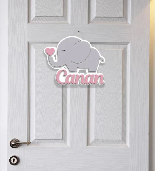 Meşgalem Hortumundan Pembe Kalp Çıkan Fil Yavrusu Temalı Kişiye Özel Kapı Süsü ürün görseli