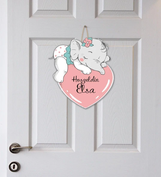 Meşgalem Kalbe Sarılmış Minik Fil Temalı Kişiye Özel Kapı Süsü ürün görseli