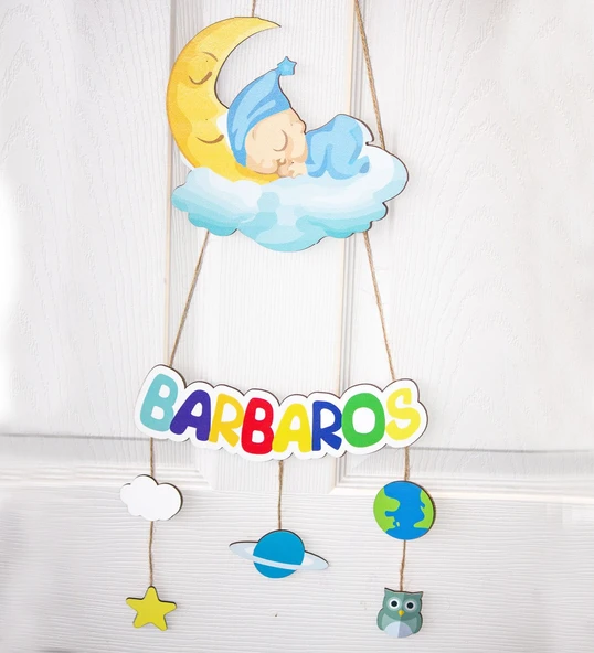Meşgalem Bulut Üstünde Uyuyan Bebek ve Gezegenler Temalı Kişiye Özel Kapı Süsü ürün görseli