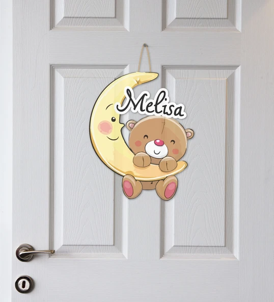 Meşgalem Aya Tutunmuş Minik Ayı Temalı Kişiye Özel Kapı Süsü ürün görseli