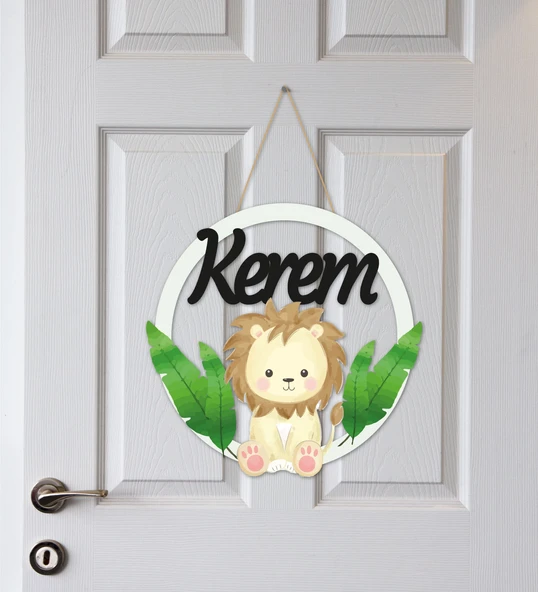 Meşgalem Yapraklar Arasında Minik Aslan Temalı Kişiye Özel Kapı Süsü ürün görseli