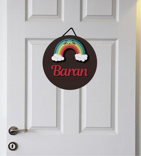Meşgalem Kahverengi Zeminde Gökkuşağı ve Bulut Temalı Kişiye Özel Kapı Süsü ürün görseli