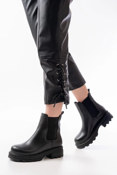 745-2137 Siyah Kalın Taban Lastikli Günlük Kadın Bot ürün görseli