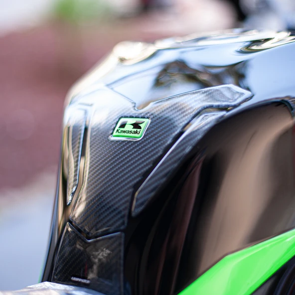 Kawasaki ZX-6R 2025 ile Uyumlu Kaydırmaz 6D Karbon ve Şeffaf 10 Parça Tank Pad Seti GC68 (Siyah Motor) - Resim 2