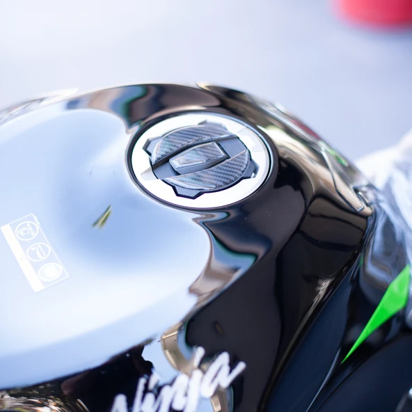 Kawasaki ZX-6R 2025 ile Uyumlu Kaydırmaz 6D Karbon ve Şeffaf 10 Parça Tank Pad Seti GC68 (Siyah Motor) - Resim 7