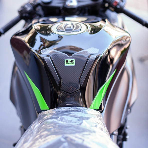 Kawasaki ZX-6R 2025 ile Uyumlu Kaydırmaz 6D Karbon ve Şeffaf 10 Parça Tank Pad Seti GC68 (Siyah Motor) - Resim 9
