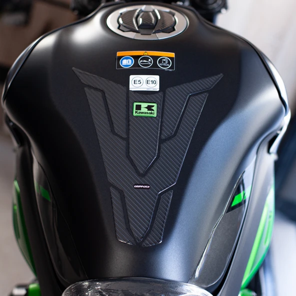 Kawasaki Z900 2025 ile Uyumlu Kaydırmaz 6D Karbon ve Şeffaf 12 Parça Tank Pad Seti GC72 - Resim 2