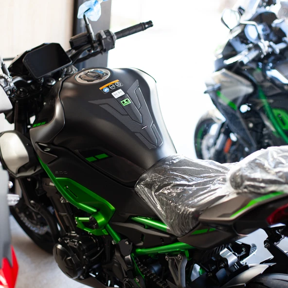 Kawasaki Z900 2025 ile Uyumlu Kaydırmaz 6D Karbon ve Şeffaf 12 Parça Tank Pad Seti GC72 - Resim 5