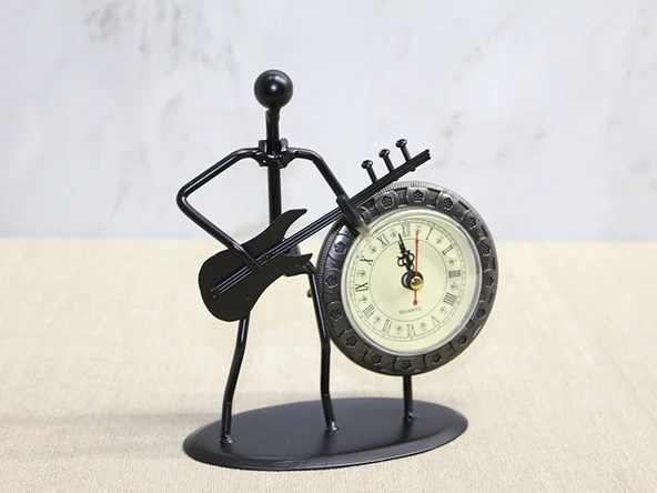 Periboia Metal Saatli Gitar Çalan Müzisyen