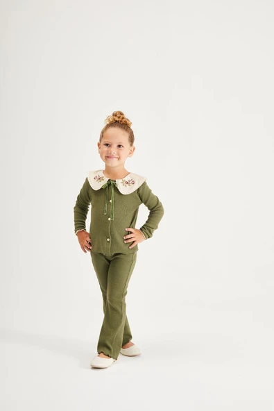 Kız Çocuk Triko Takım – Yeşil Düğmeli Üst & Nakışlı Yaka Detaylı