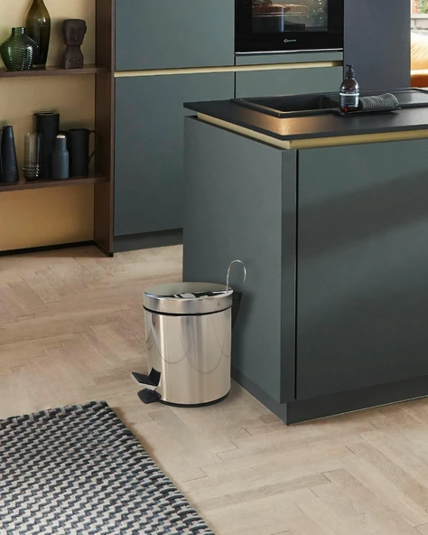 Asma Aparatlı Pedallı Krom Metal 3 Litrelik Çöp Kovası | Şık Hijyenik ve Kullanışlı Tasarım | Otel Buklet Serisi - Resim 3