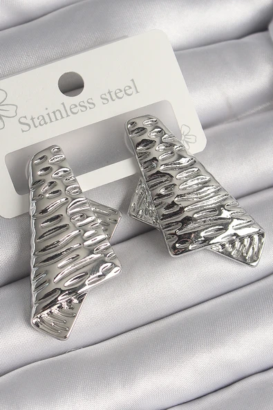 Pirinç Gümüş Renk İşleme Detaylı Katlanmış Kare Plaka Model Kadın Küpe - TJ-BKP10222 ürün görseli