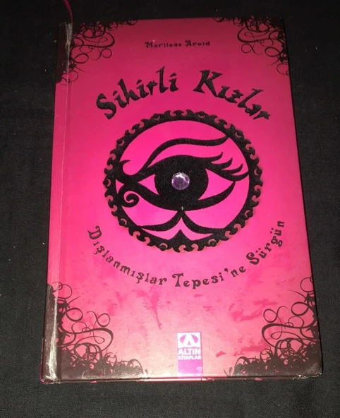 SİHİRLİ KIZLAR Dışlanmışlar Tepesi'ne Sürgün [Ciltli] (Sahafiye Kitap)