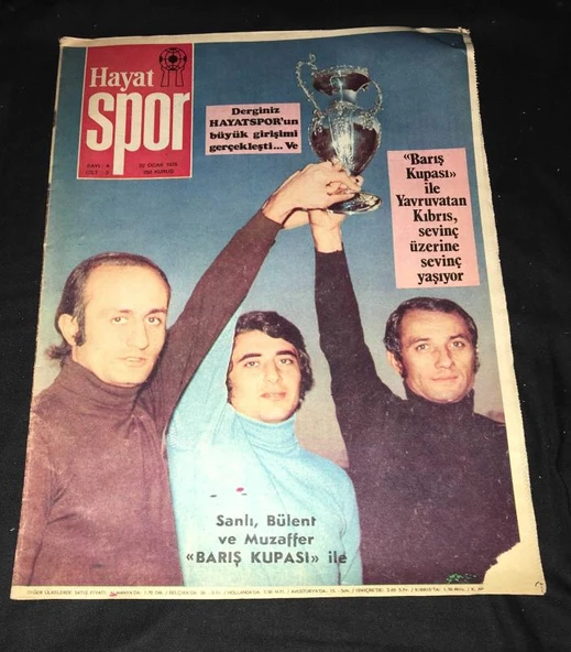 HAYAT SPOR 22 Ocak 1975 Sayı 4 SANLI,BÜLENT VE MUZAFFER BARIŞ KUPASI İLE / ANKARAGÜCÜ POSTERİ ORTA SAYFA (Sahafiye Kitap)