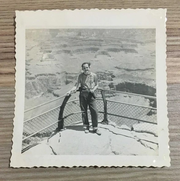 Kore Gazisi HASAN BASRİ DANIŞMAN'IN 1949'larda AMERİKA'DA ÇEKİLMİŞ 1 Adet FOTOĞRAF - ÖZEL ALBÜMÜNDEN - (Sahafiye Kitap)