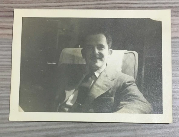Kore Gazisi HASAN BASRİ DANIŞMAN'IN 1949'larda AMERİKA'DA ÇEKİLMİŞ 1 Adet FOTOĞRAF - ÖZEL ALBÜMÜNDEN - (Sahafiye Kitap)