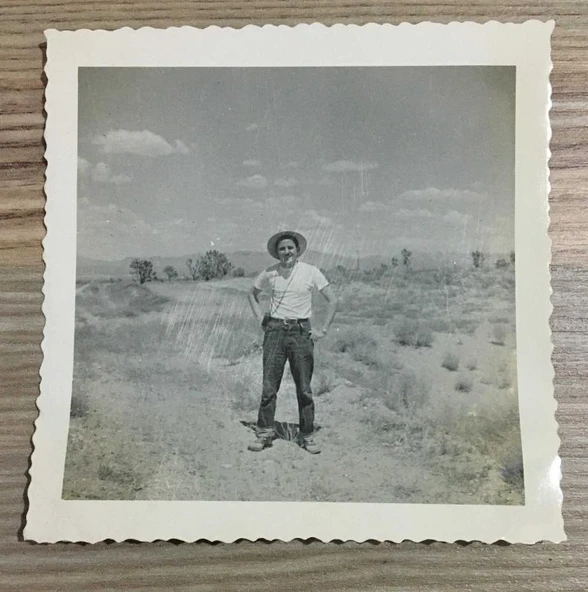 Kore Gazisi HASAN BASRİ DANIŞMAN'IN 1949'larda AMERİKA'DA ÇEKİLMİŞ 1 Adet FOTOĞRAF - ÖZEL ALBÜMÜNDEN - (Sahafiye Kitap)