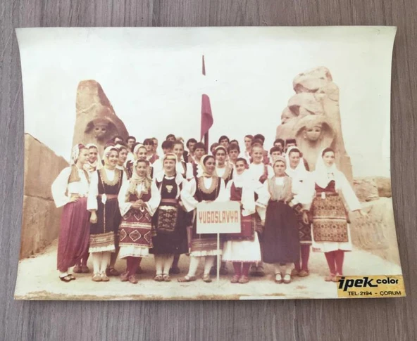 ALACAHÖYÜK'TE ÇEKİLEN YUGOSLAVYA HALK OYUNLARI TOPLULUĞUNUN FOTOĞRAFI 24X18 CM (Sahafiye Kitap) - 1