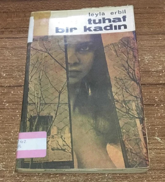 TUHAF BİR KADIN - İMZALI - (Sahafiye Kitap) ürün görseli 1