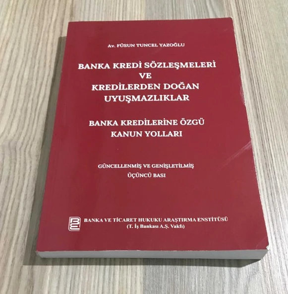 BANKA KREDİ SÖZLEŞMELERİ VE KREDİLERDEN DOĞAN UYUŞMAZLIKLAR Banka Kredilerine Özgü Kanun Yolları ( Güncellenmiş 3.Baskı ) (Sahafiye Kitap) ürün görseli 1