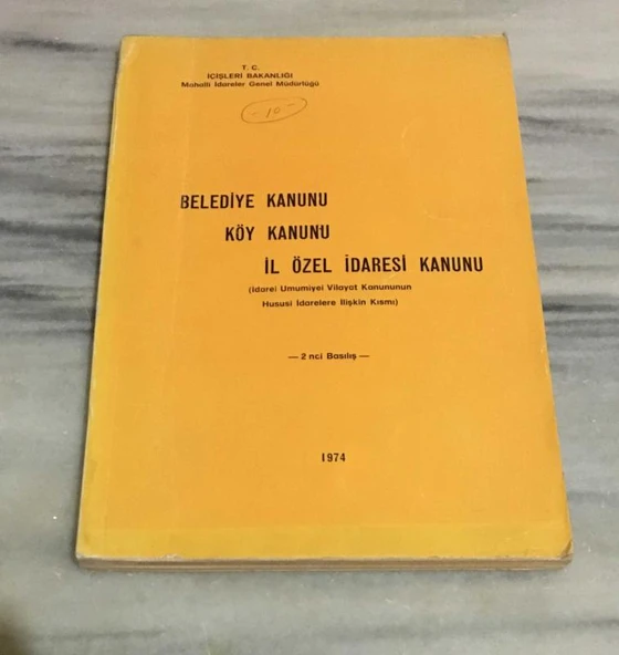 BELEDİYE KANUNU KÖY KANUNU İL ÖZEL İDARESİ KANUNU İdarei Umumiyei Vilayat Kanununun Hususi İdarelere İlişkin Kısmı 2.BASKI (Sahafiye Kitap) ürün görseli 1
