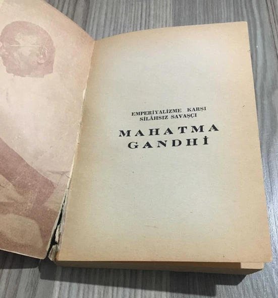 EMPERYALİZME KARŞI SİLAHSIZ SAVAŞÇI MAHATMA GANDHİ (Sahafiye Kitap) - Resim 2