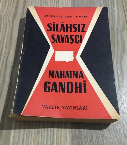 EMPERYALİZME KARŞI SİLAHSIZ SAVAŞÇI MAHATMA GANDHİ (Sahafiye Kitap) ürün görseli 1