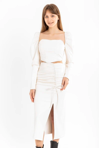 Deri Kumaş Diz Altı Boy Yırtmaçlı Büzgü Detaylı Kadın Etek-Ekru ürün görseli