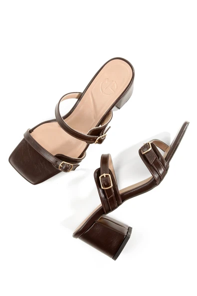 Lorina Acı Kahve Rengi Çift Bant Kemer Tokalı Kalın Topuklu Terlik