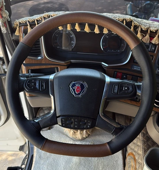 DİKİŞLİ DİREKSİYON KILIFI SİYAH DERİ KAHVERENGİ DERİ SİYAH DİKİŞLİ YENİ SCANİA İÇİN ürün görseli