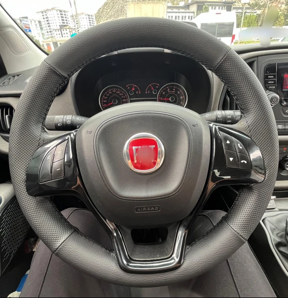 DİKİŞLİ DİREKSİYON KILIFI SİYAH DERİ NOKTALI DERİ SİYAH DİKİŞLİ FIAT DOBLO 2017 KASA İÇİN ürün görseli