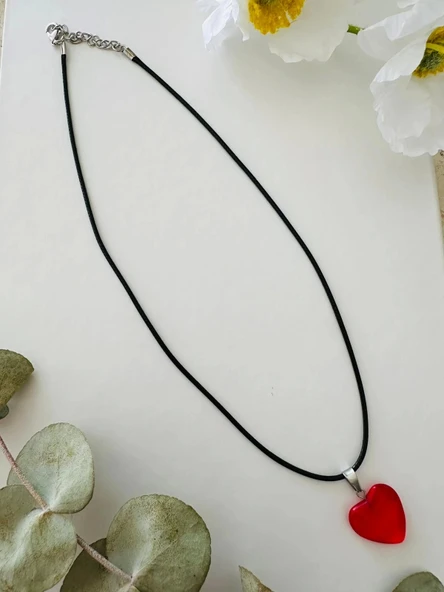 Kırmızı Kalp Kolye – Siyah İpli El Yapımı Tasarım