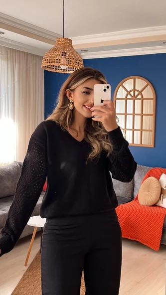 Kadın Uzun Kollu V Yaka Kol Delikli Baklava Desen Detaylı Triko Kazak ürün görseli