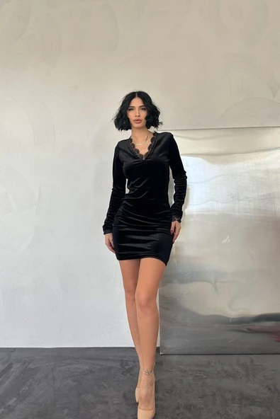Siyah Yaka Ve Kol Dantelli Mini Elbise ürün görseli