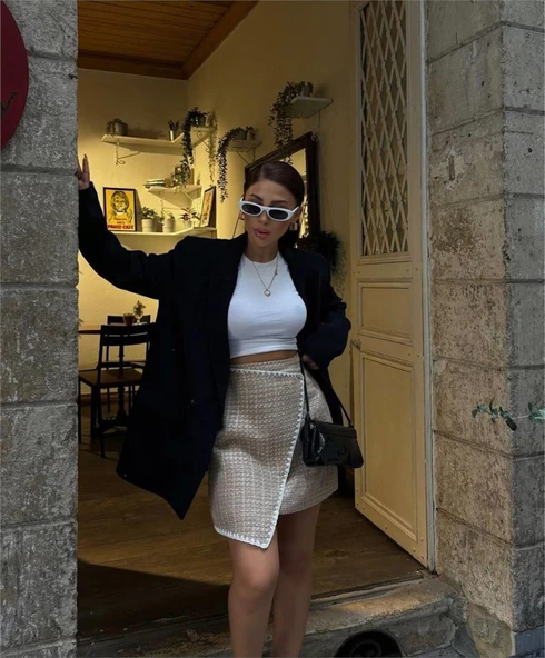 ŞANELKAPAKLI ÇOBAN DİKİŞ DETAYLI KISA ETEK - Bej ürün görseli