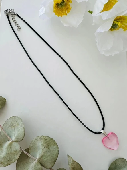 Pembe Kalp Kolye – Siyah İpli El Yapımı Tasarım