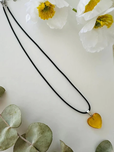 Açık Sarı Kalpli Kolye – Siyah İpli El Yapımı Tasarım ürün görseli